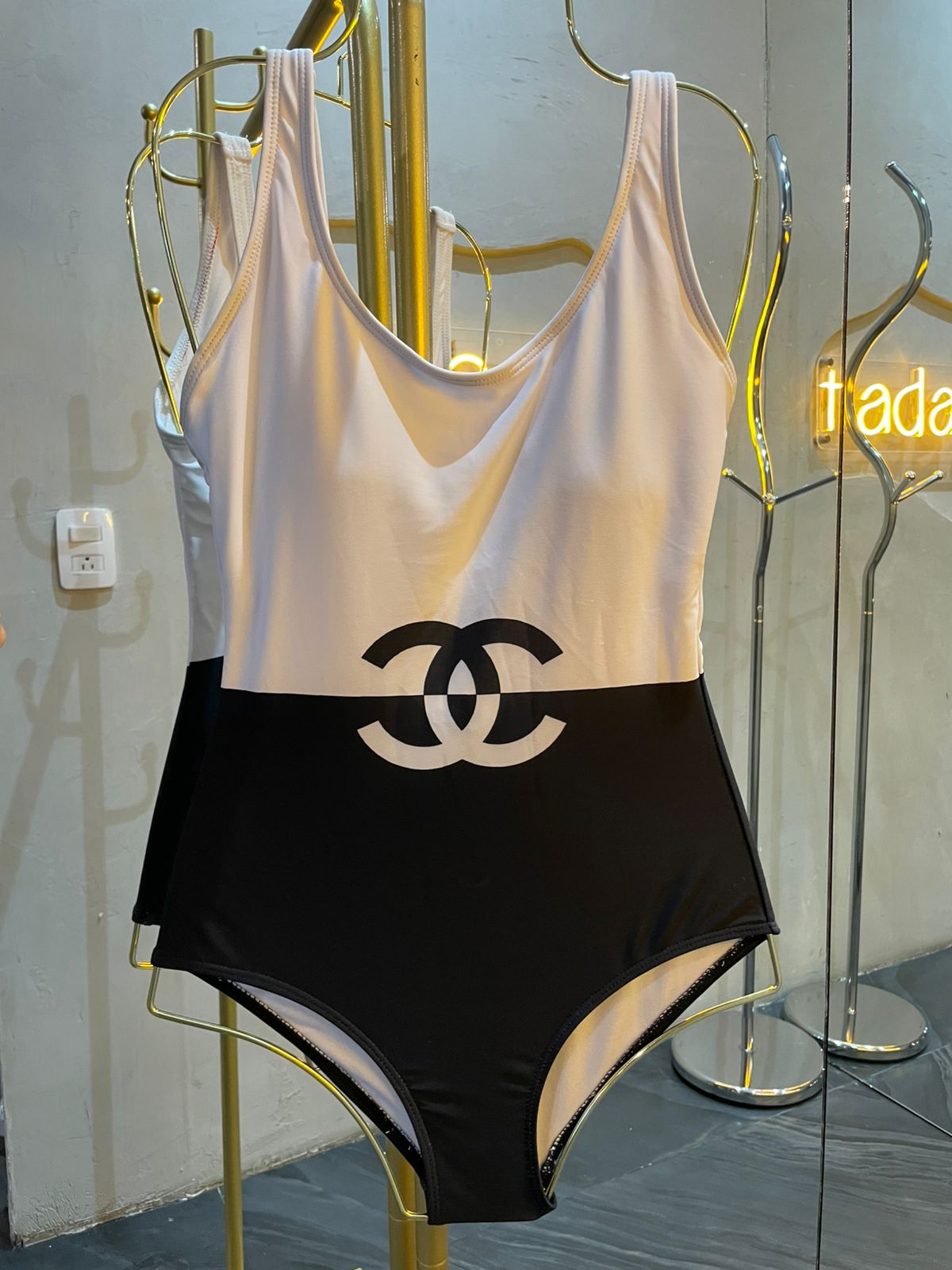 traje de baño negro con blanco